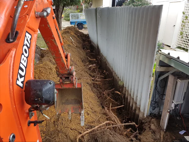 excavation-tree-roots-in-text mini excavator fencing tree roots